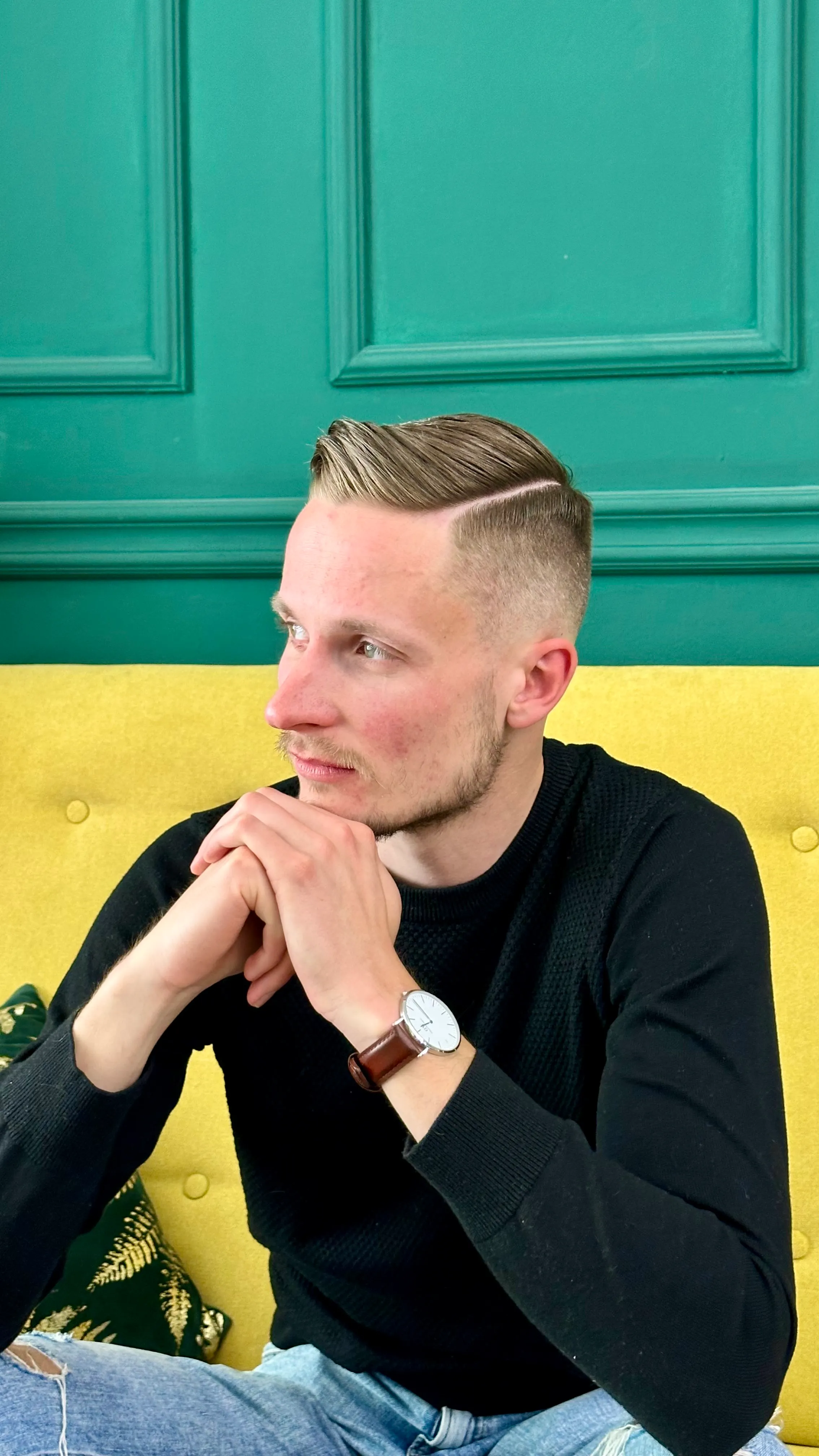 Světlý krátký střih s pěšinkou